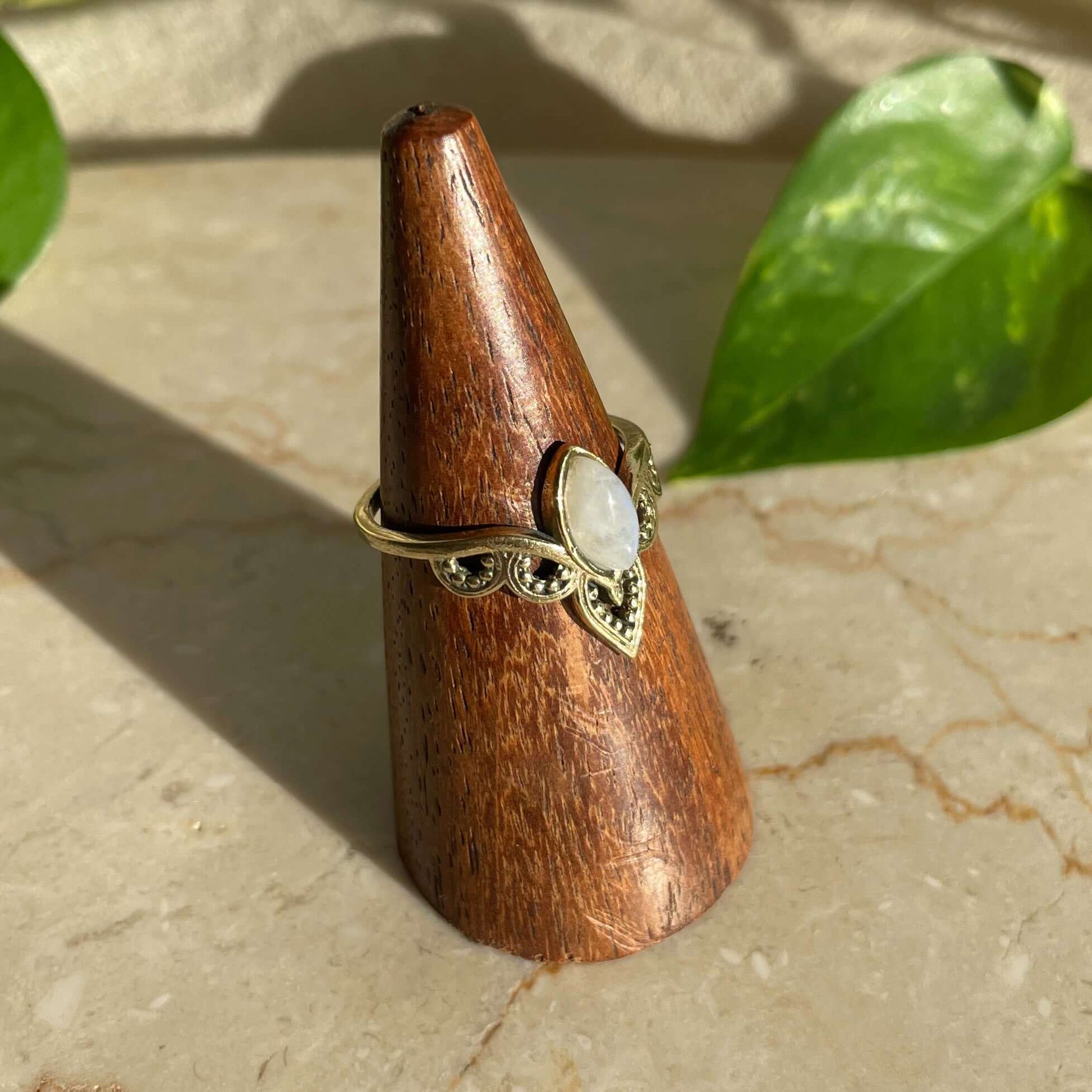 Boho-Chic Messing-Gold-Ring mit Mondstein